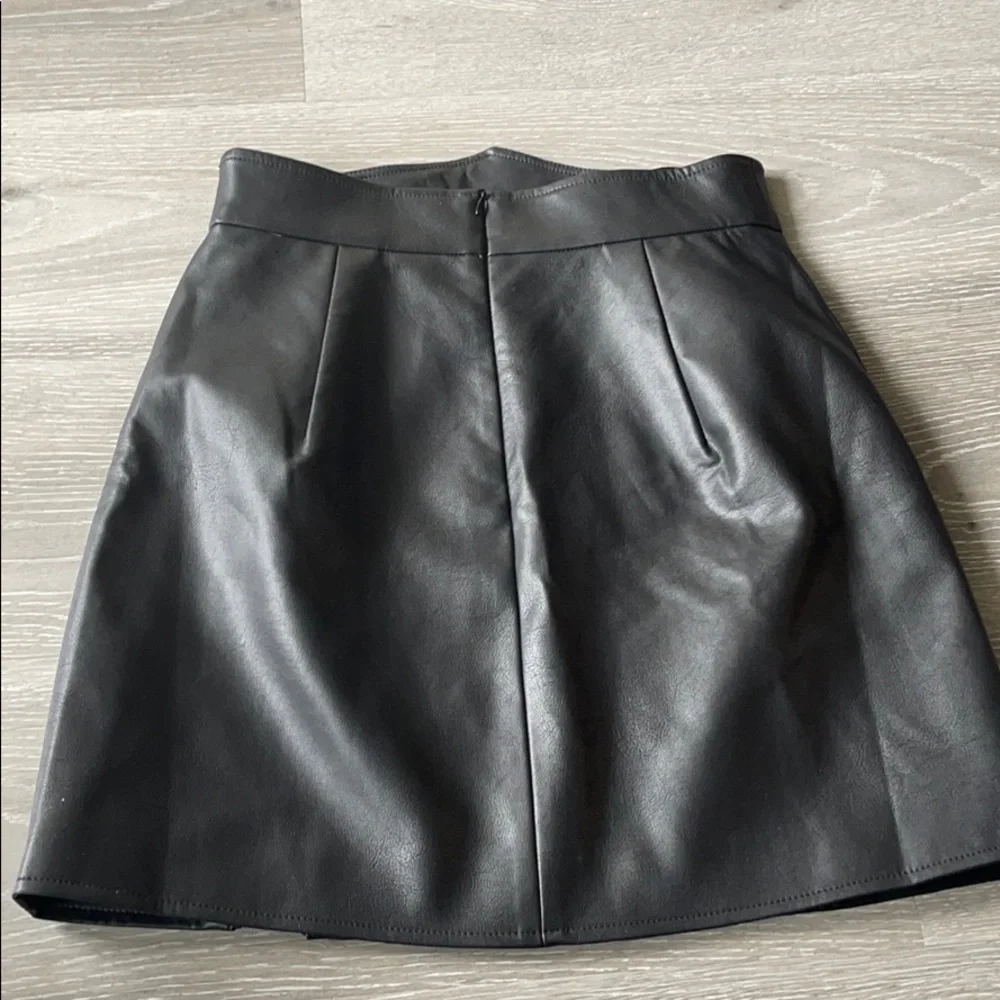 Black Side Zip Leather Mini Skirt - Picture 8 of 8